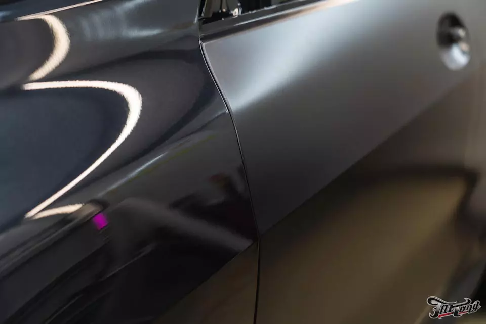 BMW X5. Оклейка кузова в матовую антигравийную плёнку и химчистка салона с нанесением керамики.